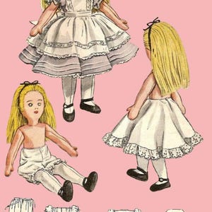 Op de afbeelding: Illustratie van een pop met blond haar in een blauw-witte jurk, zwarte schoenen en een zwarte haarband. De afbeelding toont ook de pop vanuit verschillende hoeken en jurkpatronen op een roze achtergrond.