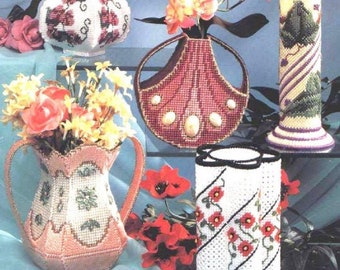Pode incluir: Quatro vasos de contas diferentes, cada um com um design único. Os vasos são feitos de contas de plástico e apresentam padrões florais. Os vasos são de várias cores, incluindo rosa, branco, verde e roxo.