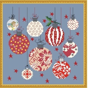 Peut inclure: Un motif de point de croix encadré représentant neuf boules de Noël avec différents motifs rouges, blancs et bleus. Les boules sont suspendues à un fond bleu avec des étoiles blanches.