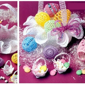 Op de afbeelding: Een verzameling gehaakte paaskorven en eieren in verschillende kleuren, waaronder wit, roze, blauw, geel en paars. De manden zijn gevuld met snoep en andere lekkernijen.