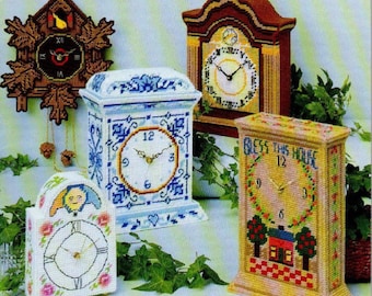 Pode incluir: Cinco estilos diferentes de relógios decorativos, cada um com um design único. Os relógios são feitos de tela branca e apresentam bordados coloridos. Os relógios incluem um relógio de cuco, um relógio tradicional, um relógio com um design azul e branco, um relógio com um design floral e um relógio com um design de casa e árvores.