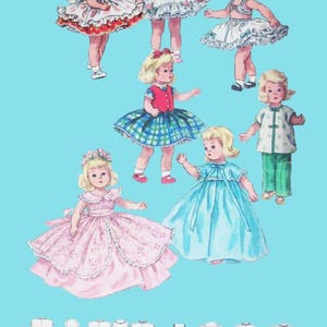 Peut inclure: Illustration de poupées vintage dans diverses robes et tenues, dont une robe rouge et blanche, une robe bleue et blanche et une robe rose. Les poupées ont les cheveux blonds et sont posées sur un fond bleu clair. En dessous des poupées se trouvent des patrons de robes.