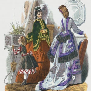 K&ouml;nnte beinhalten: Illustration von drei Figuren in historischer Kleidung. Eine Frau in einem wei&szlig;en Kleid mit lila Akzenten steht in der N&auml;he eines Stuhls. Eine andere Frau tr&auml;gt eine gr&uuml;ne Jacke &uuml;ber einem roten Kleid. Ein Kind in einem dunklen Rock und einem rot-wei&szlig; gestreiften Oberteil blickt nach oben.