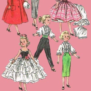 Puede incluir: Ilustración de moda vintage con varias figuras de muñecas con diferentes atuendos. Las muñecas visten un abrigo rojo, un vestido a cuadros y otros conjuntos. Se muestran prendas de vestir adicionales debajo.