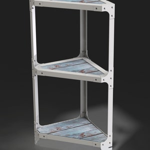 以下が含まれることがあります： 白い金属製のコーナーシェルフで、三角形の棚が3つあります。各棚は青と茶色の木目調のデザインです。