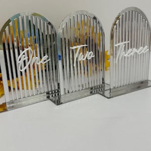 Hochzeitstischnummern mit Ständer, Goldspiegel Acrylbogen-Tischnummern, moderne Kalligraphie-Tischnummern, individuelles Hochzeitsdekor