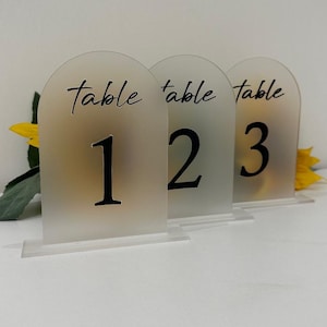 Hochzeit Tischnummern mit Ständer, gefrostete Acrylbogen Tischnummern, moderne Kalligraphie Tischnummern, kundenspezifische Hochzeitsfeier Dekor