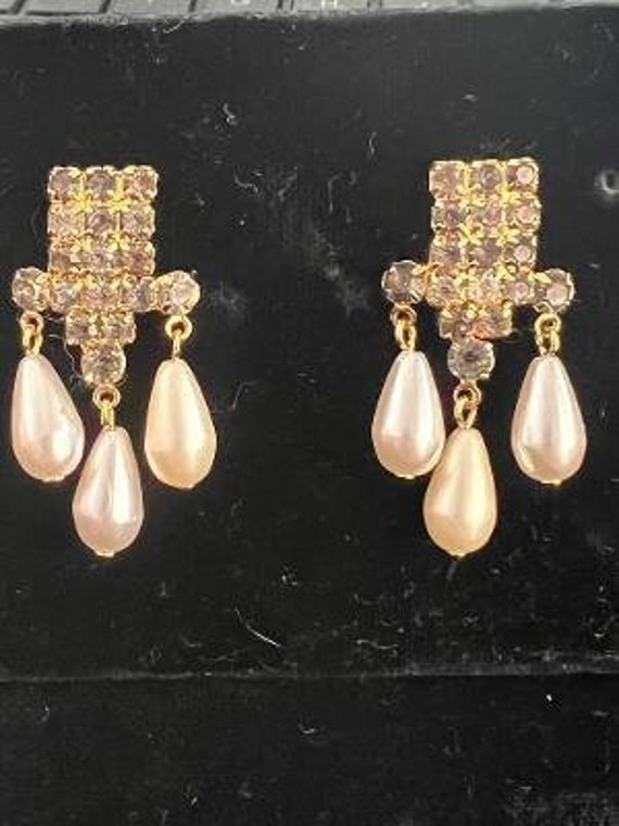 Vintage Goldtone and Faux Pearl Vintage Earrings - image 1