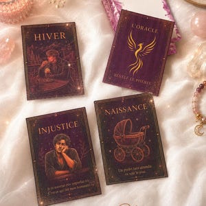 Peut inclure: Quatre cartes d'oracle rectangulaires sur fond violet foncé et noir avec des illustrations et du texte dorés. Les cartes sont intitulées Hiver, L'Oracle Révèle le Phénix, Injustice et Naissance, chacune présentant des images uniques incluant une personne, un phénix et un landau.