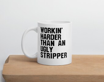 Taza de café blanca brillante "Trabajando más duro que una stripper fea"