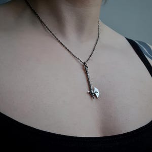 アルゲンティウムシルバーで手作りされた斧ペンダント：印象的なケルト北欧ファンタジーネックレス