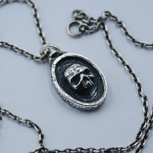 Ciondolo teschio in argento sterling fatto a mano: collana gotica da strega
