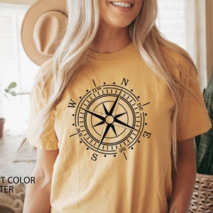 Kompasspunkte Comfort Farben Shirt, Sommer Willkommen Outfit, Berg Natur Liebhaber Outdoor Shirt, lustiger Kompass