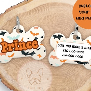 Puede incluir: Etiquetas para mascotas con forma de hueso con temática de Halloween. Una etiqueta dice "Prince" en letras naranjas. La otra etiqueta tiene información de contacto. Ambas etiquetas tienen un patrón de murciélagos y calabazas.