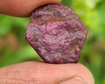 Cristal hexagonal rubis brut : pierre précieuse de guérison de 22 carats