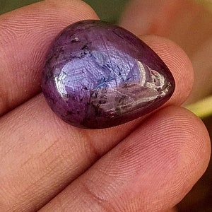 Natuurlijke robijnpeercabochon: 32-karaats edelsteen (22 x 19 mm)