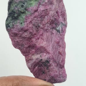 Rubí zoisita natural en bruto / Piedra de coleccionista anyolita / Cristal sin tratar