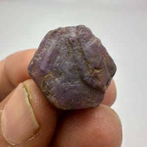 Lila Rubinstjärna Rå Rubin Korund, Rubin Reiki Kristall: Läkande Sten, 34 Ct (17 x 15 mm)