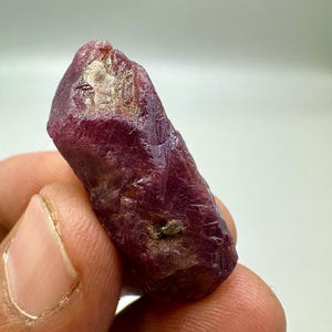 Naturlig röd rubin råkristall, Madagaskar korund ädelsten (48 ct)