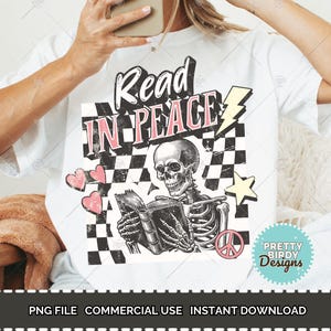 Esqueleto de Halloween retro leyendo en paz png, esqueleto leyendo libros, amante de los libros png, camiseta de temporada espeluznante, sublimación de libros esqueleto divertido png