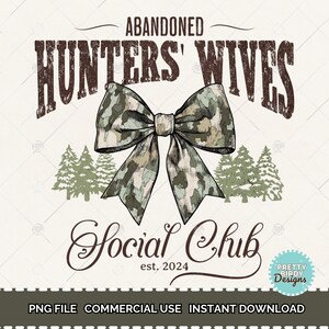 以下が含まれることがあります： 迷彩柄のリボンに「Abandoned Hunters' Wives Social Club est. 2024」というテキストと、リボンの両側に2本の松の木が描かれたデジタルデザインです。