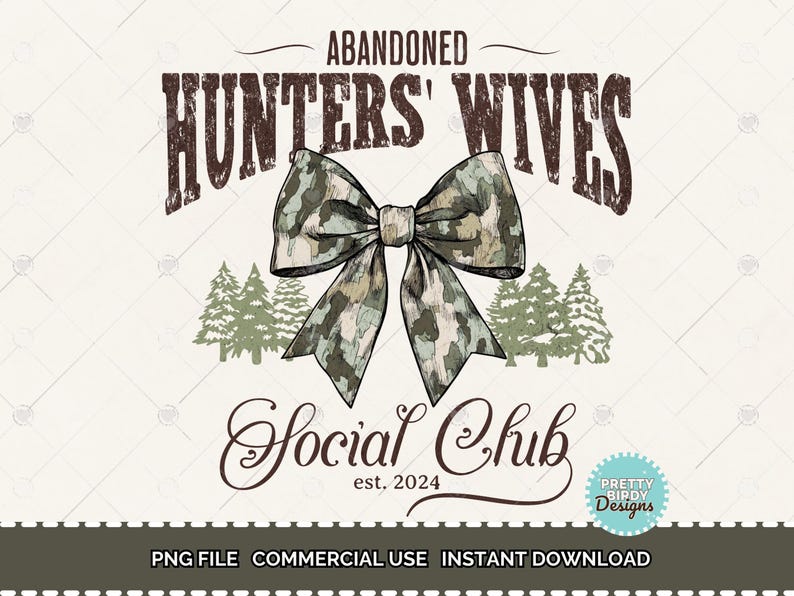 以下が含まれることがあります： 迷彩柄のリボンに「Abandoned Hunters' Wives Social Club est. 2024」というテキストと、リボンの両側に2本の松の木が描かれたデジタルデザインです。
