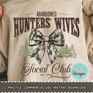 Chemise femme chasseur abandonnée png, sublimation du club social des femmes de la chasse, t-shirt drôle de saison de chasse bonjour pour femme t-shirt avec nœud camo coquette