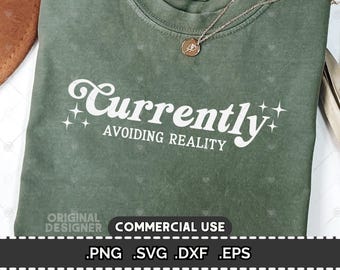 Actualmente evitando la realidad, camiseta de libros SVG y PNG, diseño de sudadera Book Girlie Book Lover, regalo de libros para ella, club de lectura SVG, amante de los libros
