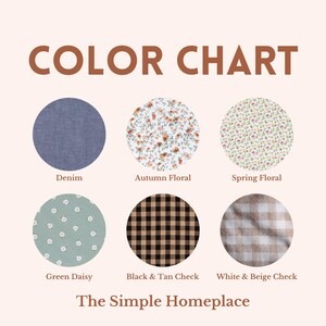 K&ouml;nnte beinhalten: Farbkarte mit sechs verschiedenen Stoffmustern: Denim, Herbstblumen, Fr&uuml;hlingsblumen, gr&uuml;ne G&auml;nsebl&uuml;mchen, schwarz-braunes Karo und wei&szlig;-beiges Karo. Der Text "The Simple Homeplace" befindet sich am unteren Rand der Karte.