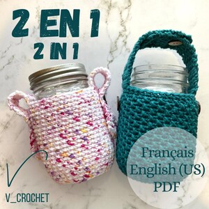 Peut inclure: Deux pochettes en crochet pour bocaux, une rose mouchetée et l'autre turquoise, chacune contenant un bocal en verre. La pochette rose a de petites poignées, tandis que la turquoise a une poignée plus grande. Le texte sur l'image indique "2 EN 1 2 IN 1" et "Français English (US) PDF".