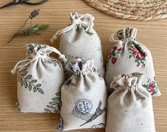 Saquitos de lavanda, saquitos de algodón, estampados con flores, hojas y motivos de viaje.