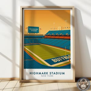 Può includere: Una stampa artistica incorniciata dello stadio Highmark a New York. L'illustrazione stilizzata presenta un campo verde, posti a sedere blu e la scritta "BUFFALO". Il cielo è arancione. La cornice è in legno.