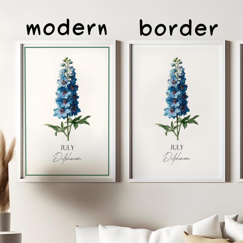 K&ouml;nnte beinhalten: Zwei gerahmte Kunstdrucke mit einer blauen Delphiniumblume. Die Drucke enthalten den Text "JULY Delphinium" und sind mit "modern" und "border" beschriftet. Das Kunstwerk hat einen wei&szlig;en Hintergrund und einen gr&uuml;nen Rahmen.
