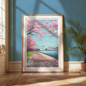 K&ouml;nnte beinhalten: Ein Vintage-Poster mit einer malerischen Aussicht auf das Washington Monument in Washington D.C. mit bl&uuml;henden Kirschb&auml;umen. Das Poster tr&auml;gt den Text "WASHINGTON D.C. UNITED STATES" am unteren Rand.
