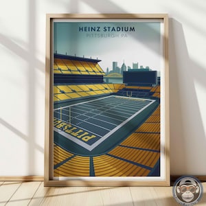 Op de afbeelding: Ingelijste kunstdruk van Heinz Stadium in Pittsburgh, PA. Het stadion wordt afgebeeld in een gestileerde illustratie met gele en blauwe stoelen, een groen veld en de tekst "HEINZ STADIUM PITTSBURGH PA". De print zit in een licht houten frame.