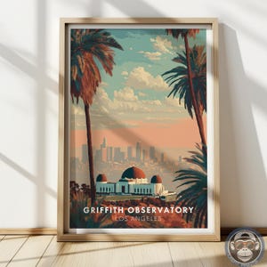 Könnte beinhalten: Ein gerahmter Kunstdruck mit dem Griffith Observatory in Los Angeles. Das Kunstwerk zeigt das Observatoriumsgebäude mit einer Stadtkulisse, Palmen und dem Text "Griffith Observatory Los Angeles". Die Farbpalette umfasst Blau-, Orange- und Brauntöne.