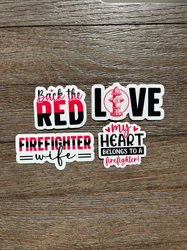 K&ouml;nnte beinhalten: Vier Aufkleber mit Feuerwehr-Motiv. Der erste Aufkleber sagt "Back the Red" mit einem roten und schwarzen Streifen. Der zweite Aufkleber sagt "My Love" mit einem roten Hydranten. Der dritte Aufkleber sagt "Firefighter = Wife". Der vierte Aufkleber sagt "My Heart Belongs to a Firefighter!"