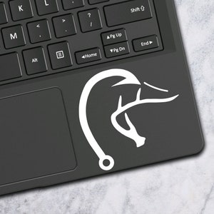 K&ouml;nnte beinhalten: Wei&szlig;er Vinyl-Aufkleber mit einem Hirschgeweih, an dessen Ende ein Angelhaken befestigt ist. Der Aufkleber befindet sich auf einem schwarzen Laptop.