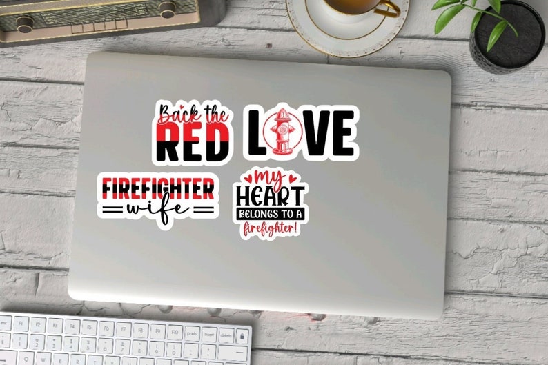 K&ouml;nnte beinhalten: Vier Aufkleber mit Text und einer Feuerhydrantengrafik. Die Aufkleber sagen "Back the Red Love", "Firefighter = wife = ", "My Heart Belongs to a Firefighter!" und eine Feuerhydrant mit einem Herzen.