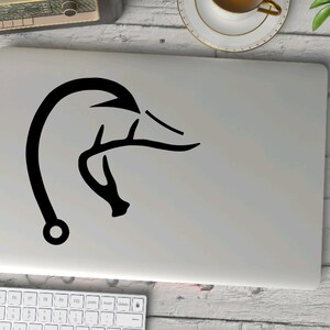 K&ouml;nnte beinhalten: Ein schwarz-wei&szlig;er Aufkleber mit einem Entenkopf mit Geweih auf einem silbernen Laptop.