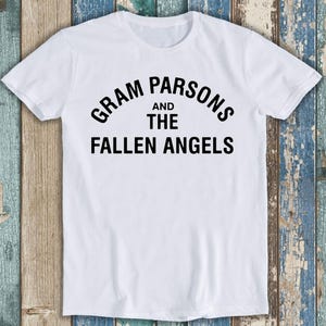 Könnte beinhalten: Weißes T-Shirt mit schwarzem Text, der "Gram Parsons and The Fallen Angels" lautet