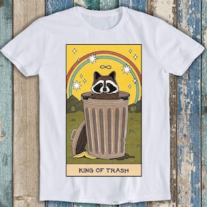King Of Trash Raccoon Tarot Card T-shirt Meme Gamer Cool Cult Film Musique Cadeau T-shirt C822