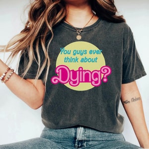 Vocês já pensaram em morrer, camiseta engraçada existencial dread, lindas camisetas rosa, camisas rosa, camisa de filme da moda, boneca Barb