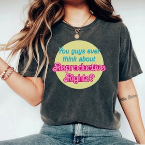 Vocês já pensaram em camisa de direitos reprodutivos, camiseta engraçada de medo existencial, camisa rosa fofa, camisa de filme da moda, boneca farpa