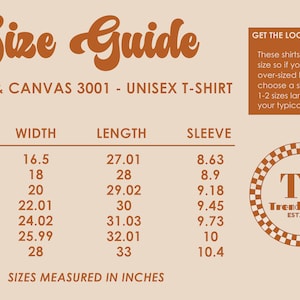 K&ouml;nnte beinhalten: Gr&ouml;&szlig;entabelle f&uuml;r ein Unisex-T-Shirt, Bella + Canvas 3001, mit Ma&szlig;en in Zoll f&uuml;r Breite, L&auml;nge und &Auml;rmell&auml;nge f&uuml;r die Gr&ouml;&szlig;en XS bis 3XL. Die Tabelle hat einen braunen Hintergrund mit wei&szlig;em Text. Der Text "Sizes Measured in Inches" befindet sich am unteren Rand der Tabelle. Ein Logo f&uuml;r Trendy Tees befindet sich in der oberen rechten Ecke des Bildes. Das Logo ist ein wei&szlig;es "TT" in einem karierten Kreis mit dem Text "Trendy Tees" und "EST. 2023" unter dem Kreis.
