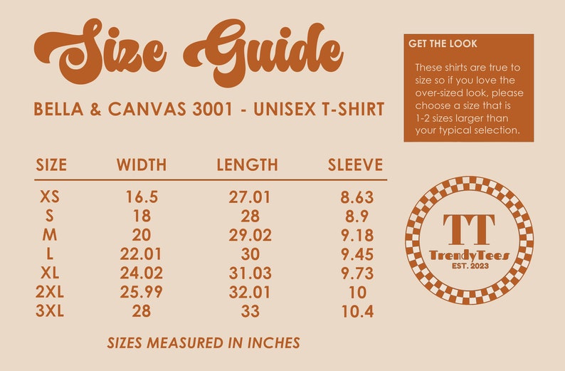 K&ouml;nnte beinhalten: Gr&ouml;&szlig;entabelle f&uuml;r ein Unisex-T-Shirt, Bella + Canvas 3001, mit Ma&szlig;en in Zoll f&uuml;r Breite, L&auml;nge und &Auml;rmell&auml;nge f&uuml;r die Gr&ouml;&szlig;en XS bis 3XL. Die Tabelle hat einen braunen Hintergrund mit wei&szlig;em Text. Der Text "Sizes Measured in Inches" befindet sich am unteren Rand der Tabelle. Ein Logo f&uuml;r Trendy Tees befindet sich in der oberen rechten Ecke des Bildes. Das Logo ist ein wei&szlig;es "TT" in einem karierten Kreis mit dem Text "Trendy Tees" und "EST. 2023" unter dem Kreis.