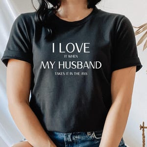 Camiseta Pegging, Adoro quando meu marido leva na bunda, Camiseta Pegging Queen, Implorando por uma Pegging