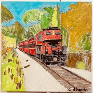 Pode incluir: Uma pintura de um comboio vermelho a viajar por uma floresta. O comboio está num trilho com relva verde e árvores de ambos os lados. O céu é azul com nuvens brancas. O comboio tem o número 8218 no lado.