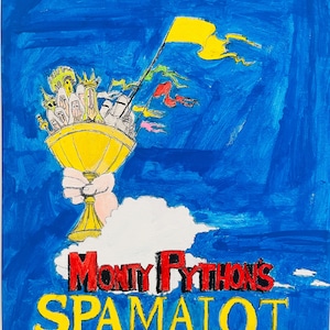 Könnte beinhalten: Eine handgemalte Leinwand mit einem gelben Kelch, der mit Comicfiguren, Flaggen und einem Schloss gefüllt ist. Der Text "Monty Python's Spamalot" ist in roten und gelben Buchstaben auf blauem Hintergrund geschrieben. Die Unterschrift des Künstlers "C Lacamole" befindet sich unten rechts.