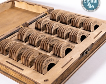 Puede incluir: Juego de fichas de madera con etiquetas de efectos de estado, como "Muerto", "Concentrado" y "Envenenado". Las fichas se guardan en una caja de madera con tapa con bisagras. La imagen también incluye el texto "digital file".